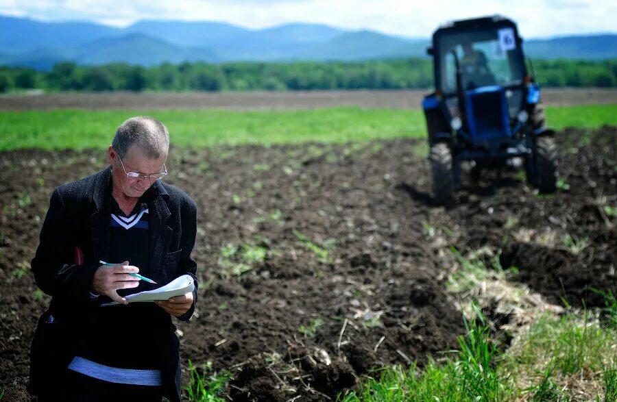 Мужик на тракторе. Работа в прокопьевске тракторист. Трактористы комбайнеры. Работа в прокопьевске тракторист. Работа в прокопьевске тракторист.