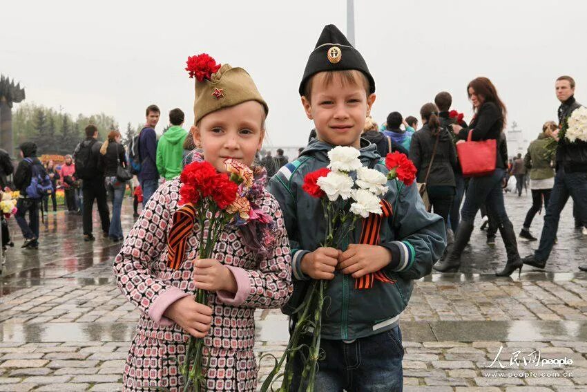 С какого по какое 9 мая. День победы для детей. празднование 9 мая. празднование дня победы. дети на параде победы.