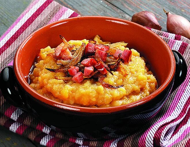 Каша с грудинкой. Гороховая каша с копченостями. Гречка с огурцами свежими. Гречневая каша с огурцом. Каша с грудинкой.