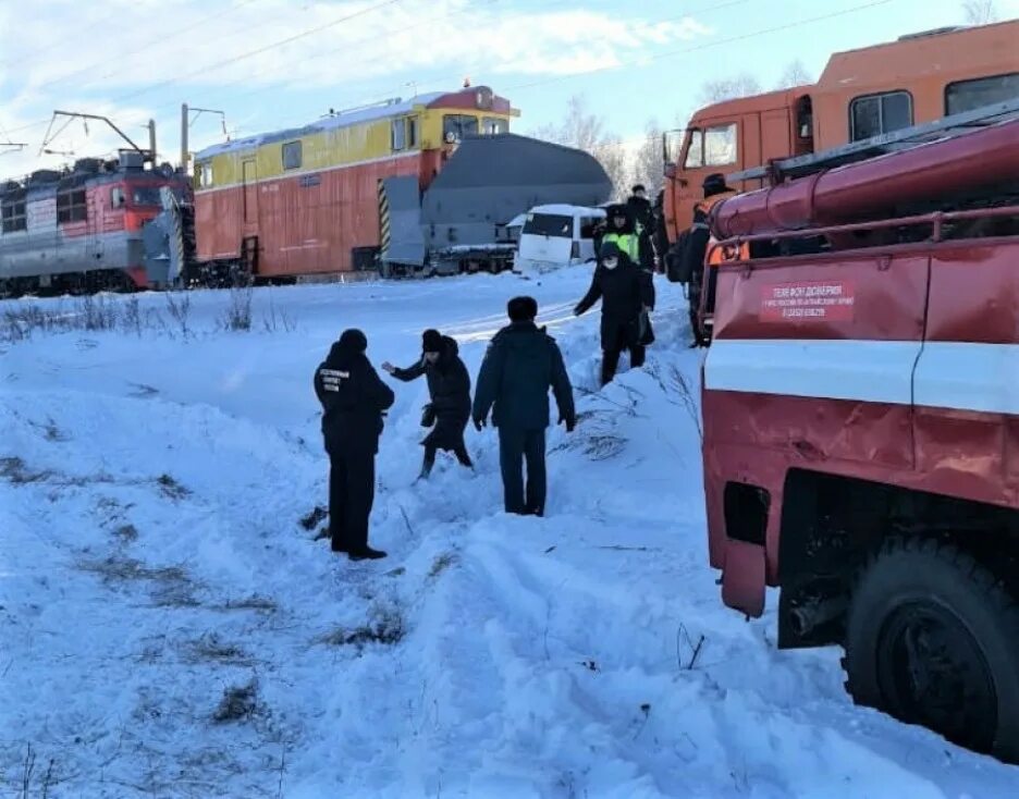 Переехавшие на алтай. Алтайский край учительница поезд. Снегоуборочный поезд. Авария на ЖД В Алтайском крае.