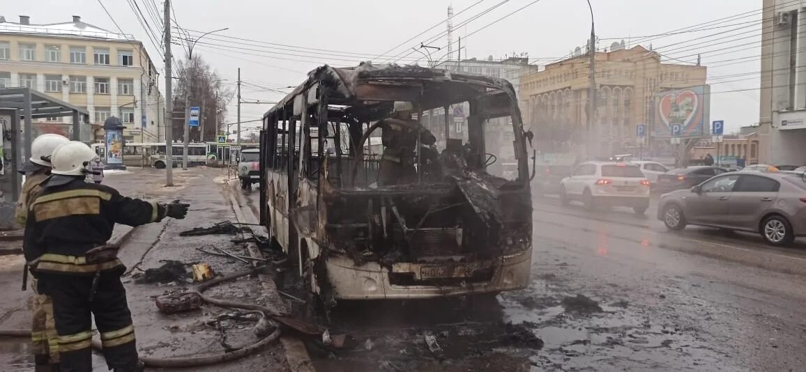 Чп 29 февраля. ВВ кираое сгорел автобус. Сгорел автобус Новосибирск. Сгоревший автобус на автобусной улице в СПБ.
