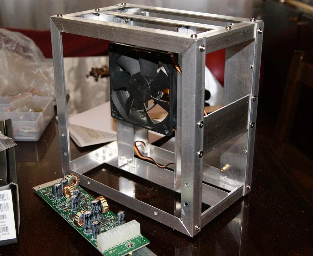 Моддинг компьютерного корпуса. Корпус изготовлен из материалов. Самодельный компьютерный корпус. Системный блок прозрачный gigabyte. Корпус изготовлен из материалов.