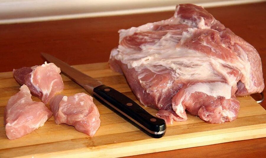 Как правильно свежее мясо. Нарезка свинины на шашлык. мясо порезанное кусочками. куски свинины на шашлык.