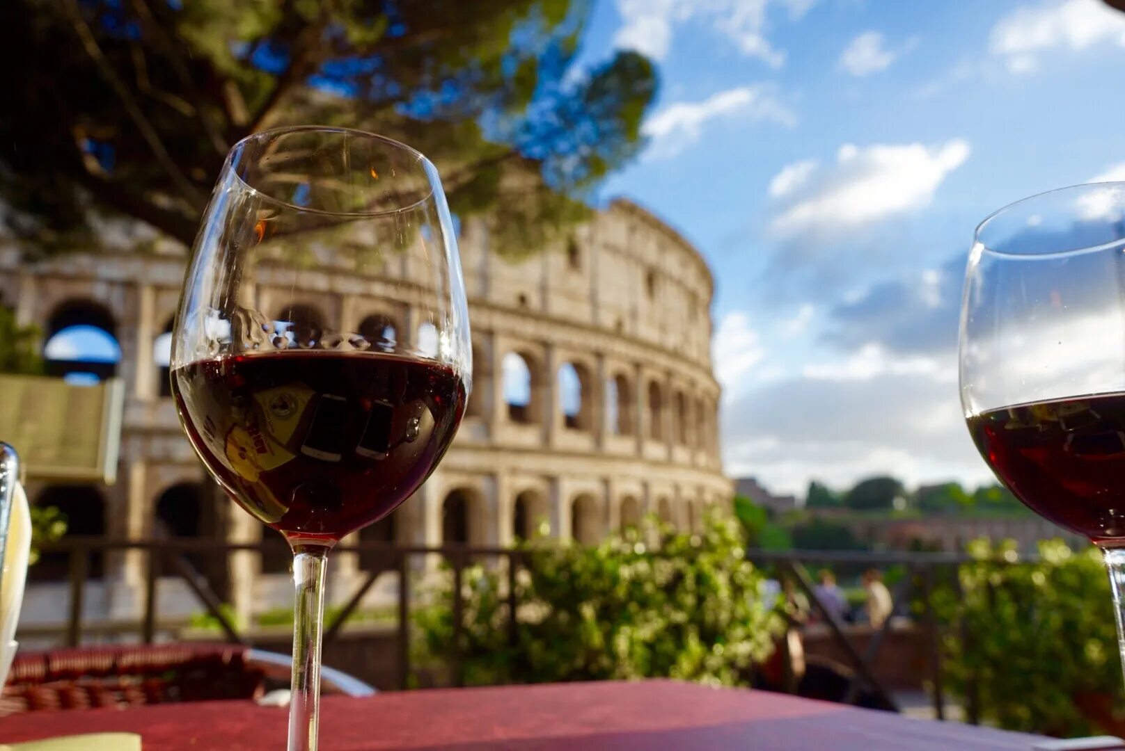 Итальянское вино. Вино Колизей Италия. Итальянское вино в бокале. Бокалы для вина Италия.