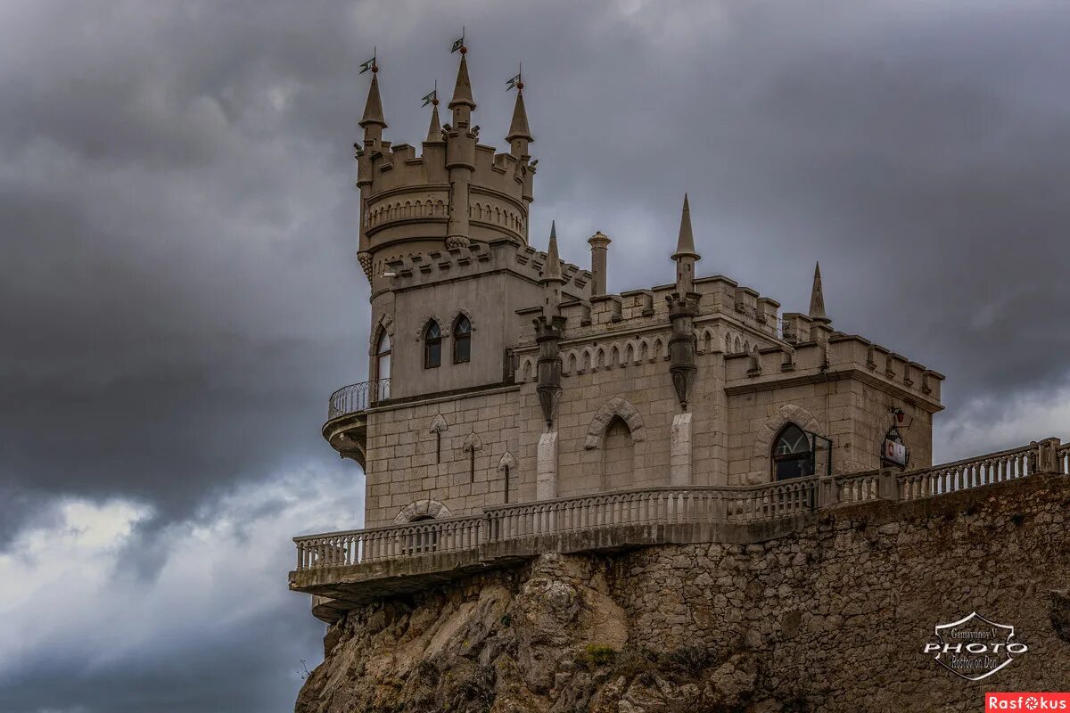 Ласточкино гнездо 7. Черное море крым ласточкино гнездо. Алупка ласточкино гнездо. Замок ласточкино гнездо, посёлок городского типа гаспра. Замок ласточкино гнездо в крыму.