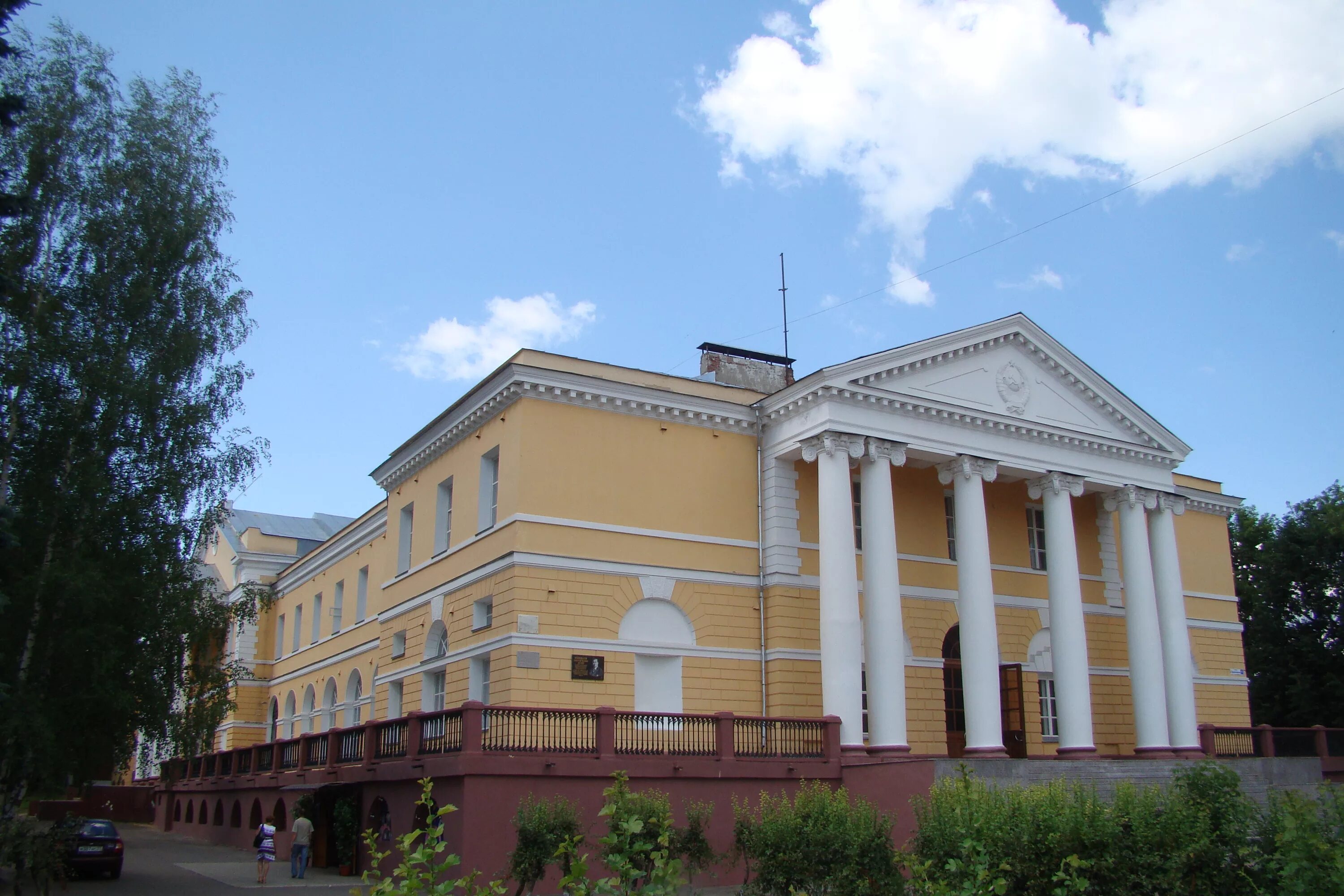 Дом в городе вичуга. Коноваловский дворец вичуга. дворец культуры город вичуга. дом культуры вичуга ивановская область. дворец культуры вичуга здание.