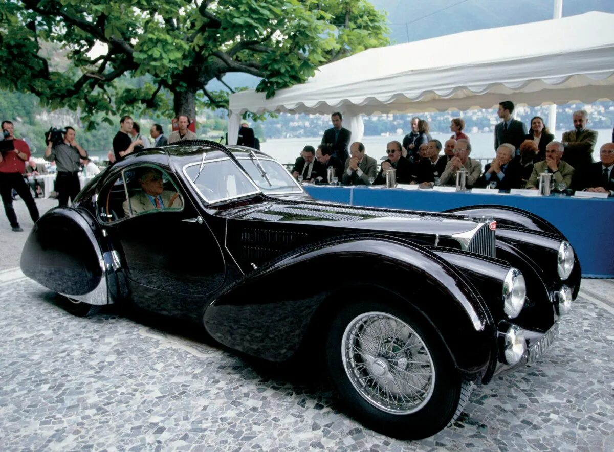 Дорогой старый автомобиль. Bugatti Type 57sc Atlantic 1936 года. Bugatti Type 57 s Atlantic. Этторе Бугатти самая первая машина. Бугатти тайп 57 Атлантик 1939 года.
