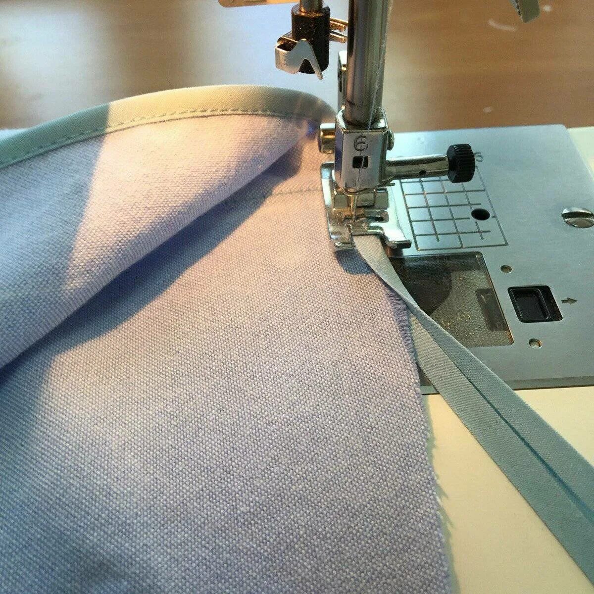Место сшивает. Обработать край трикотажа без оверлока. Обработать края ткани на машинке. Обработка срезов без оверлока. Подгибка низа платья.