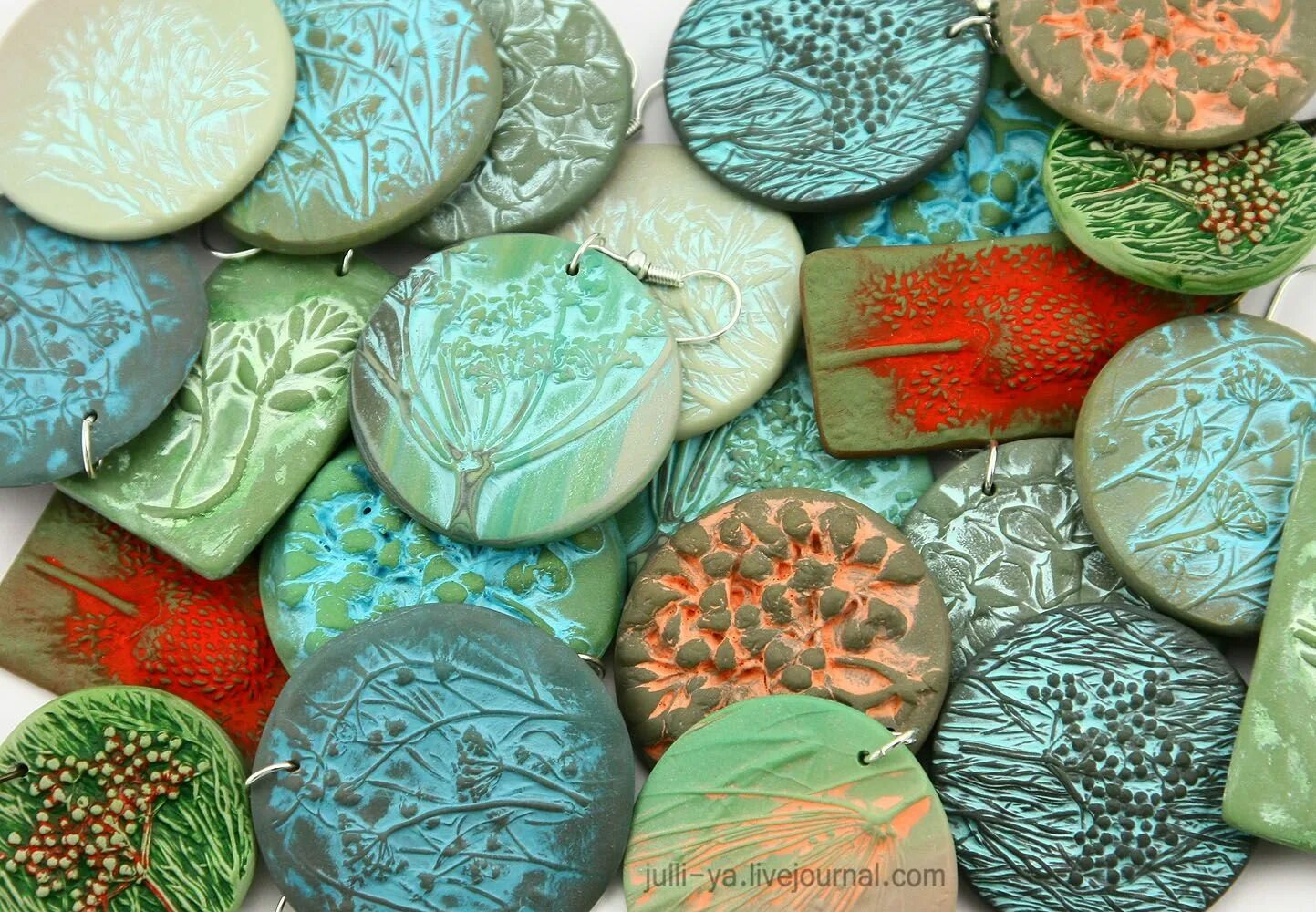 Чем красить самозатвердевающую глину. Пластик для лепки самозатвердевающий. Акриловые краски для полимерной глины. Домики из самозатвердевающей глины. Кулоны из самозатвердевающей глины.