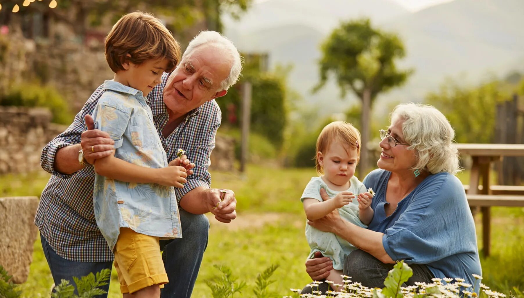 Do your grandparents. Бабушка и дедушка. Бабушка и дедушка с внуками. Пожилые люди и дети. Дети с бабушкой и дедушкой.