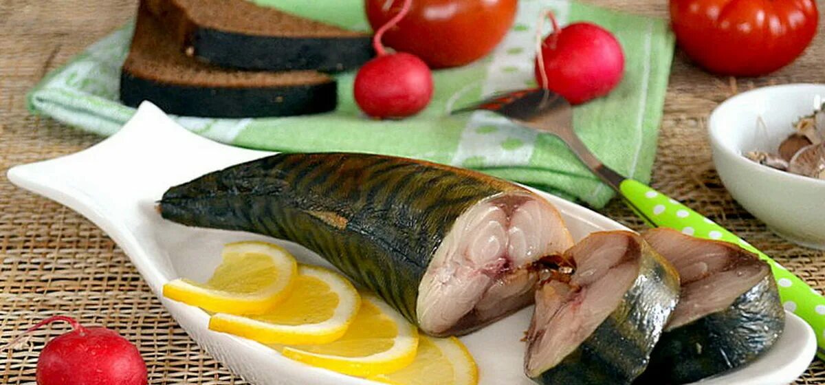 Скумбрия в луковых. Рыба скумбрия в луковой шелухе. малосольная скумбрия в луковой шелухе. скумбрия платанная. скумбрия солёная в луковой шелухе.