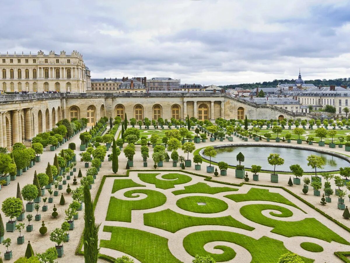 Французский версаль. Версаль дворец Франция. Версальский парк в Версальском Дворце. Версаль дворцово-парковый ансамбль во Франции. Версальский Королевский дворец Франция.
