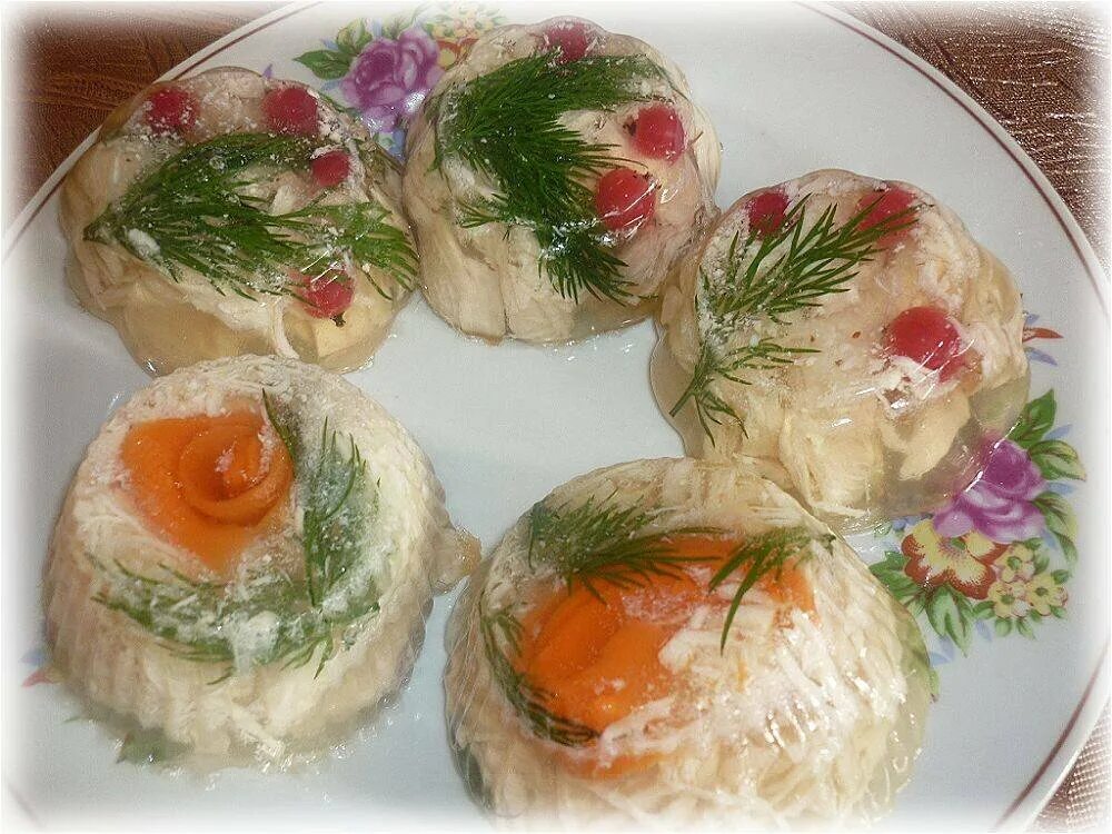 Курица заливная рецепт с фото. Красивое заливное из курицы. Заливное с курицей. Заливное из курицы порционное. Украшение порционного заливного.