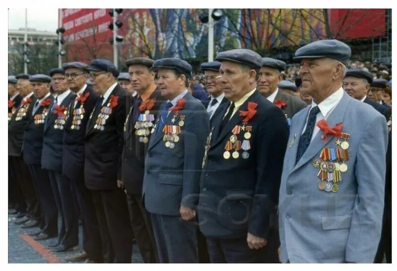9 мая будет ссср. Ветераны ВОВ 1985. Ельцин парад Победы 1995. Ветераны на параде Победы. Ветераны с красными лентами.