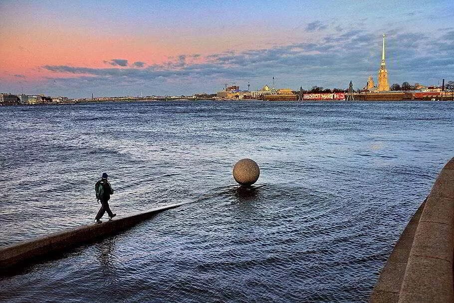 На реке неве на воде. Стрелка Васильевского острова наводнение. Наводнение на Неве в Санкт-Петербурге. Нагонные наводнения в Санкт-Петербурге. Река Нева в Санкт-Петербурге наводнение.