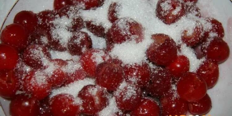 Вишню можно замораживать с косточкой на зиму. Вишня замороженная. замороженная вишня с сахаром. заморозка вишни на зиму. вишня в сиропе на зиму с косточками для тортов.
