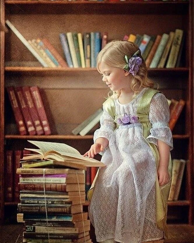 Девочка читала интересную книгу. Книги для детей. Девочка с книжкой. Фотосессия с книгой. Дети в библиотеке.