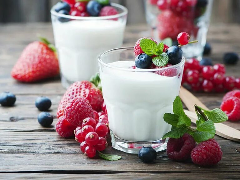 Фото йогурта. Йогурт. Йогурт с ягодами. Йогурт питьевой в стакане. Кефир с ягодами.