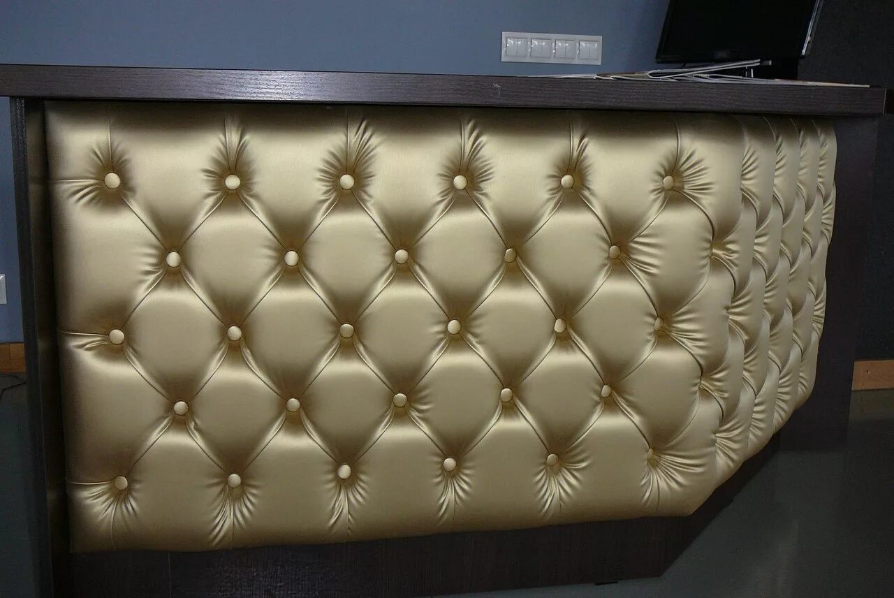 мебельный цех мягкой мебели. обивочный цех мягкой мебели. диван обтянутый кожей. фабрика перетяжки. диван леонардо боно.