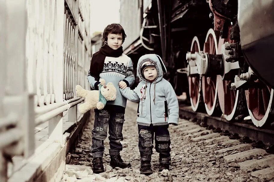 Мальчик железная дорога. Поезда для детей. Люди в поезде картинка для детей. Мальчик с железной дорогой. Дети мальчики в детдоме обнимаются.