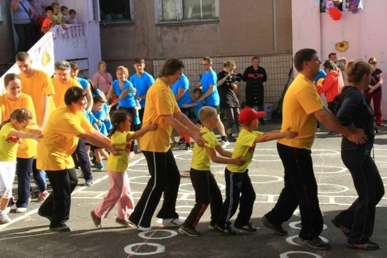 Веселые старты семья. Спортивный праздник в детском саду на улице. Спортивные мероприятия для детей. Спортивный праздник для детей.