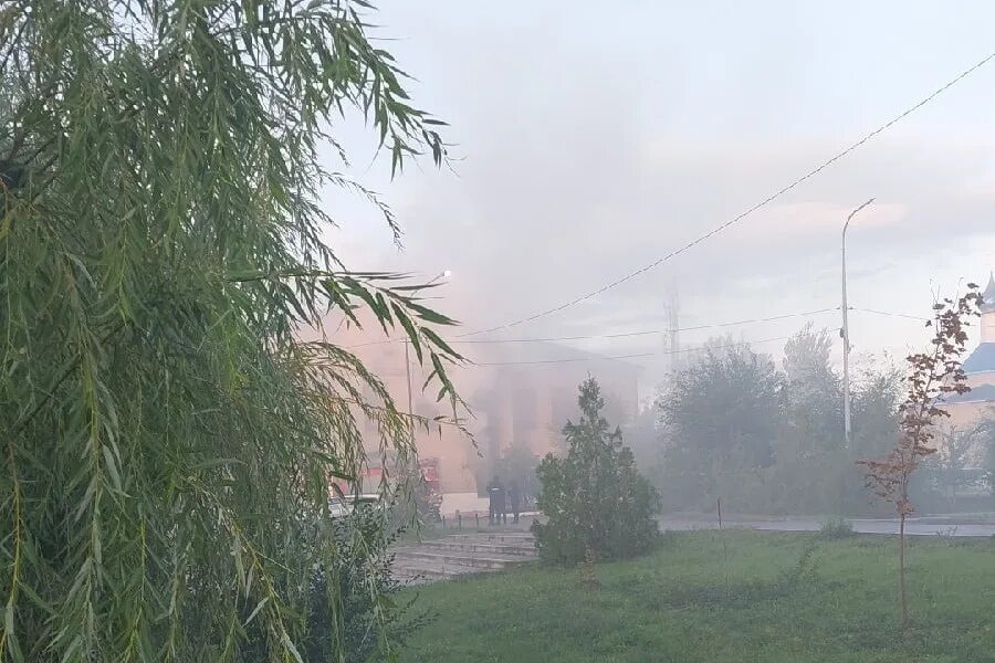 Администрацияпоселка бериславкс. Поселок Береславка. Береславка пожар. Зимовники пожар администрация.