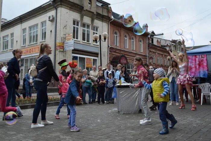 Молодежный арт-Арбат. Малые Арбаты люди. Что можно сделать на Арбате в лагере. Слон в городе и Танцующие люди в Москве на Старом Арбате. 30 июня можно