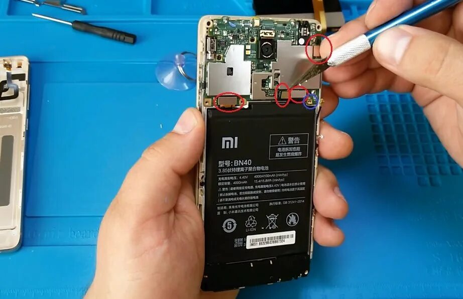 Xiaomi 14 аккумулятор. Xiaomi Redmi s2 разборка. Шлейф батареи редми ноте 5. Кнопка включения редми 4а. Разобранный телефон.