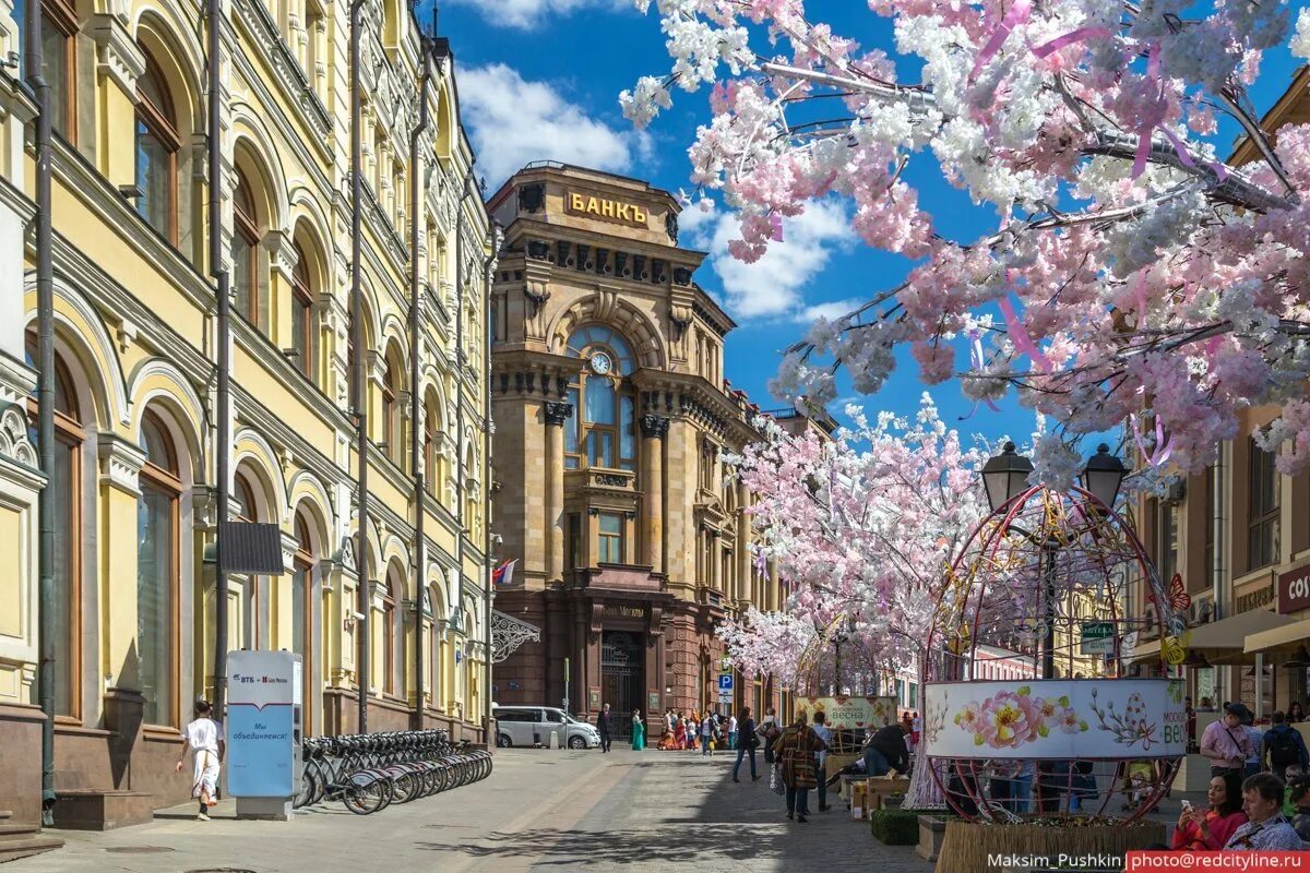 Г арбатский. Арбат Москва весной. Парк Арбат Москва.