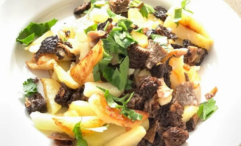 Грибы сморчки жареные с картошкой. Сморчки жареные с луком. Грибы сморчки жареные с картошкой. Вареные сморчки. Картошка с сморчками на сковороде.