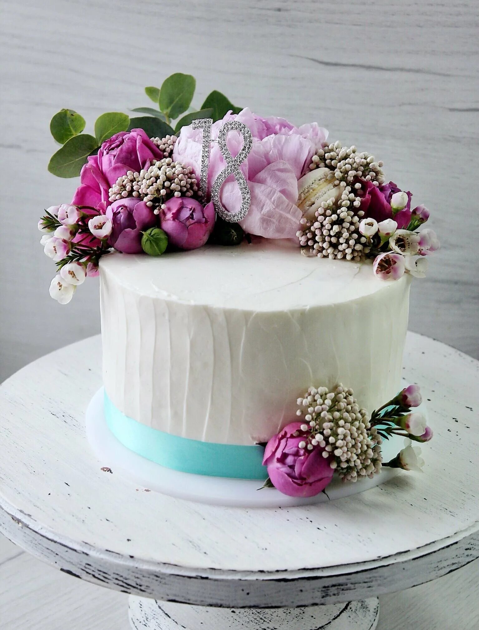 Украсить торт живыми. Торт с цветами. Украшение торта живыми цветами. Торт с живыми цветами. Тортик с живыми цветами.
