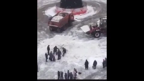 Ребенка кинули в сугроб