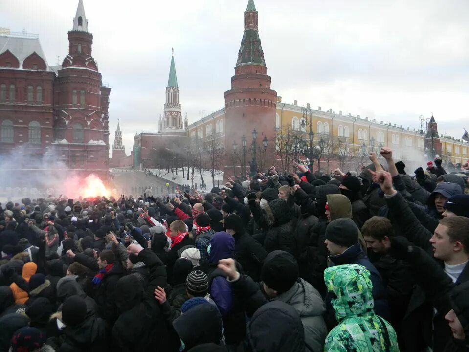 Манежная площадь зигуют. Националисты на Манежной площади. Москва 2010 Манежка нацисты. Нацисты на Манежной площади.