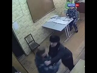 Нападение подписать. Карабаш заключённый напал на охранника видео.