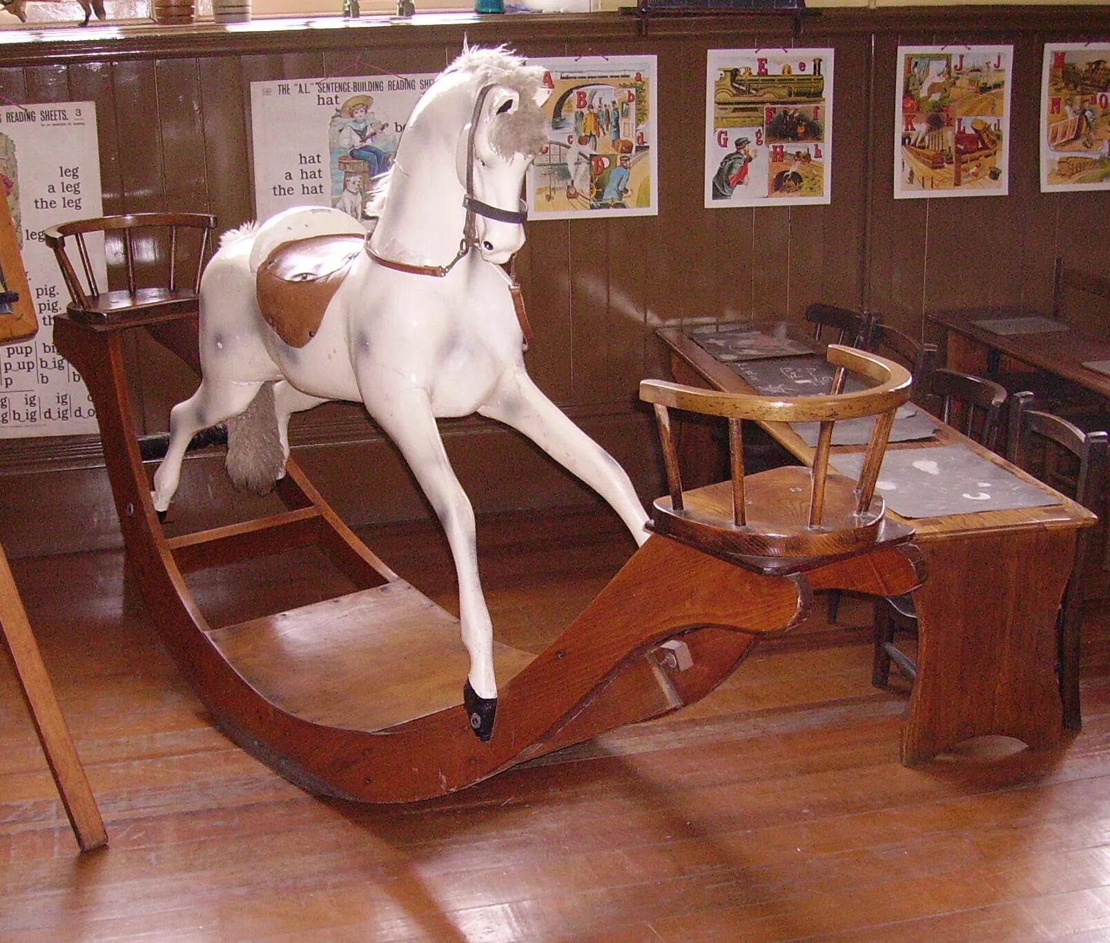 Лошадь качалка. Лошадка качалка 19 века. Лошадь-качалка деревянная. Деревянная лошадка на колесиках.