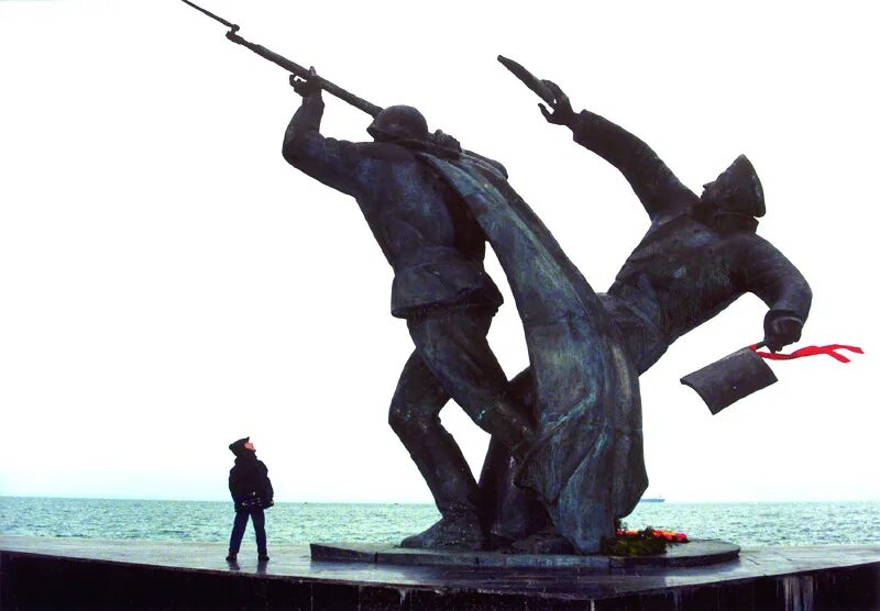 Феодосийский десант 1941. 26 декабря керченско феодосийской операции. Керченско-феодосийский десант. Памятник десанту феодосия. Памятник керченско-феодосийскому десанту.