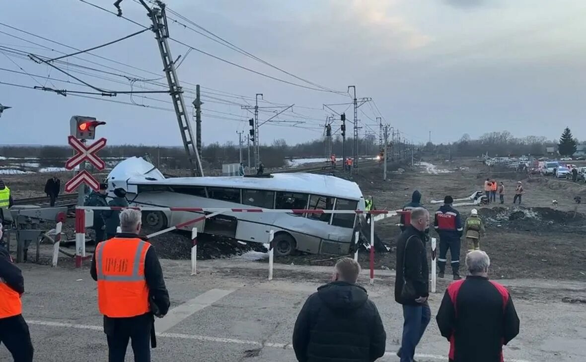 Поезд таранит школьный автобус. Видео столкновения поезда с автобусом ярославская область. Столкновение поезда с автобусом. Видео столкновения поезда с автобусом ярославская область. Электровоз сбил корову.
