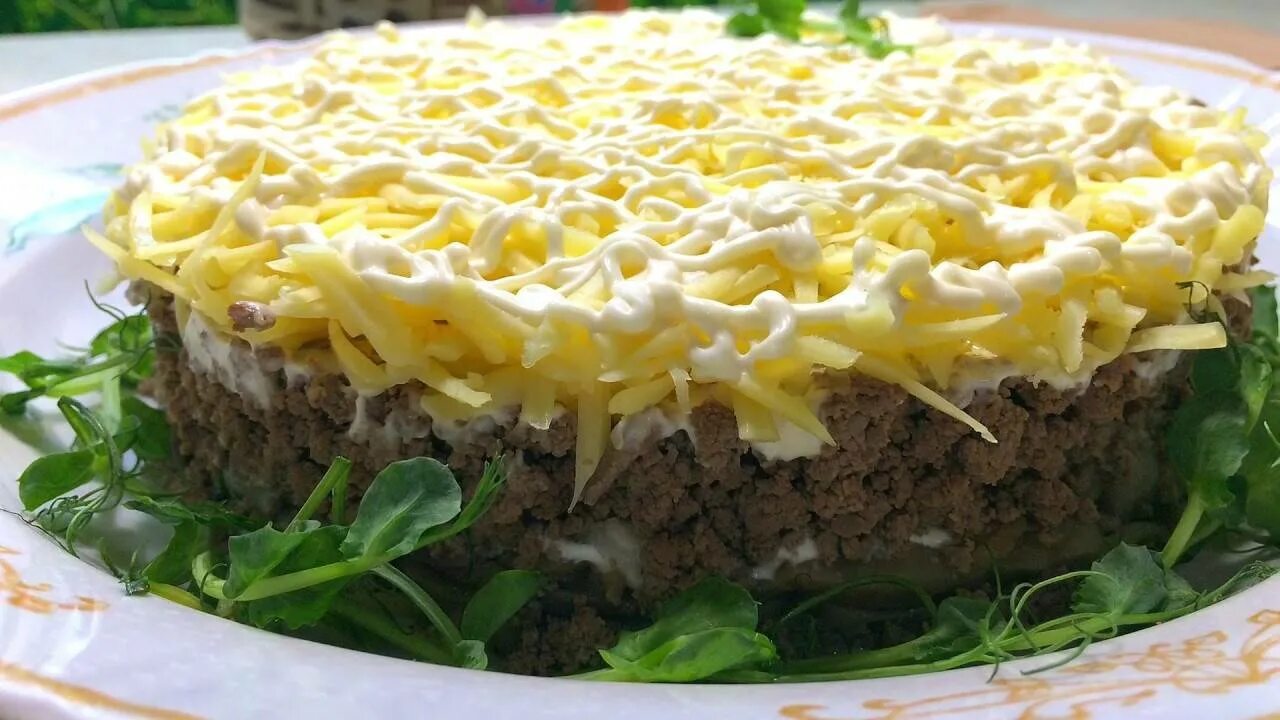 Салат из печени простой и вкусный рецепт. Салат печеночный слоями. Салат с печенью говяжьей слоями. Слоеный салат с куриной печенью. Салат из печени говяжьей слоеный.