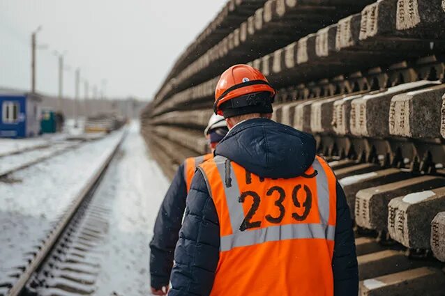 Вакансии дорожный рабочий вахта москва. Старший дорожный мастер. Рубашка дорожного мастера РЖД. Дорожный мастер н. Гаврилов. Дорожный мастер песня.