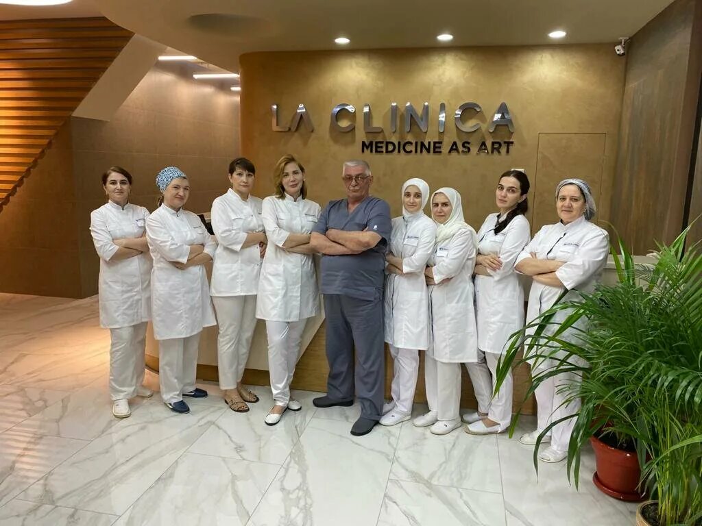 La clinic. ЭОС клиника в Махачкале. Клиника медицинский центр Махачкала. Ла клиника Махачкала. Клиника медицина Махачкала.