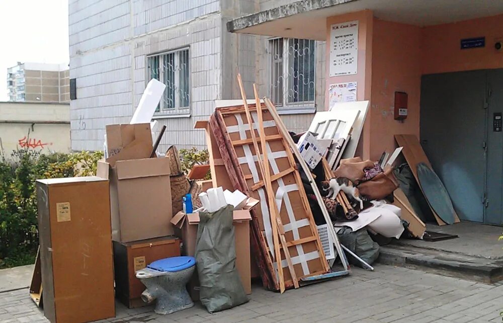 Вывоз мусора старой мебели. Старая мебель в квартире. Утилизация старой мебели из квартиры. Старую мебель перерабатывают в. Свалка мебели.