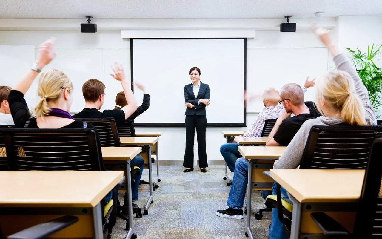 Психология школьников обучение. Занятия в аудитории. Аудитория с учениками. Аудитория людей. Преподаватель в аудитории.