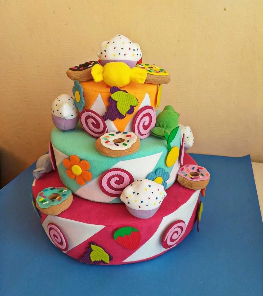 Торт реквизит для аниматора. Торт на липучках для аниматора. Тортики. Аниматор с тортом. Торт аниматору.