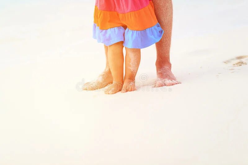 Включи папа ноги. Детский ноги на пляже. Ноги отца и Дочки на песке. Папа и дочка ноги по песку. Ножки Дочки.