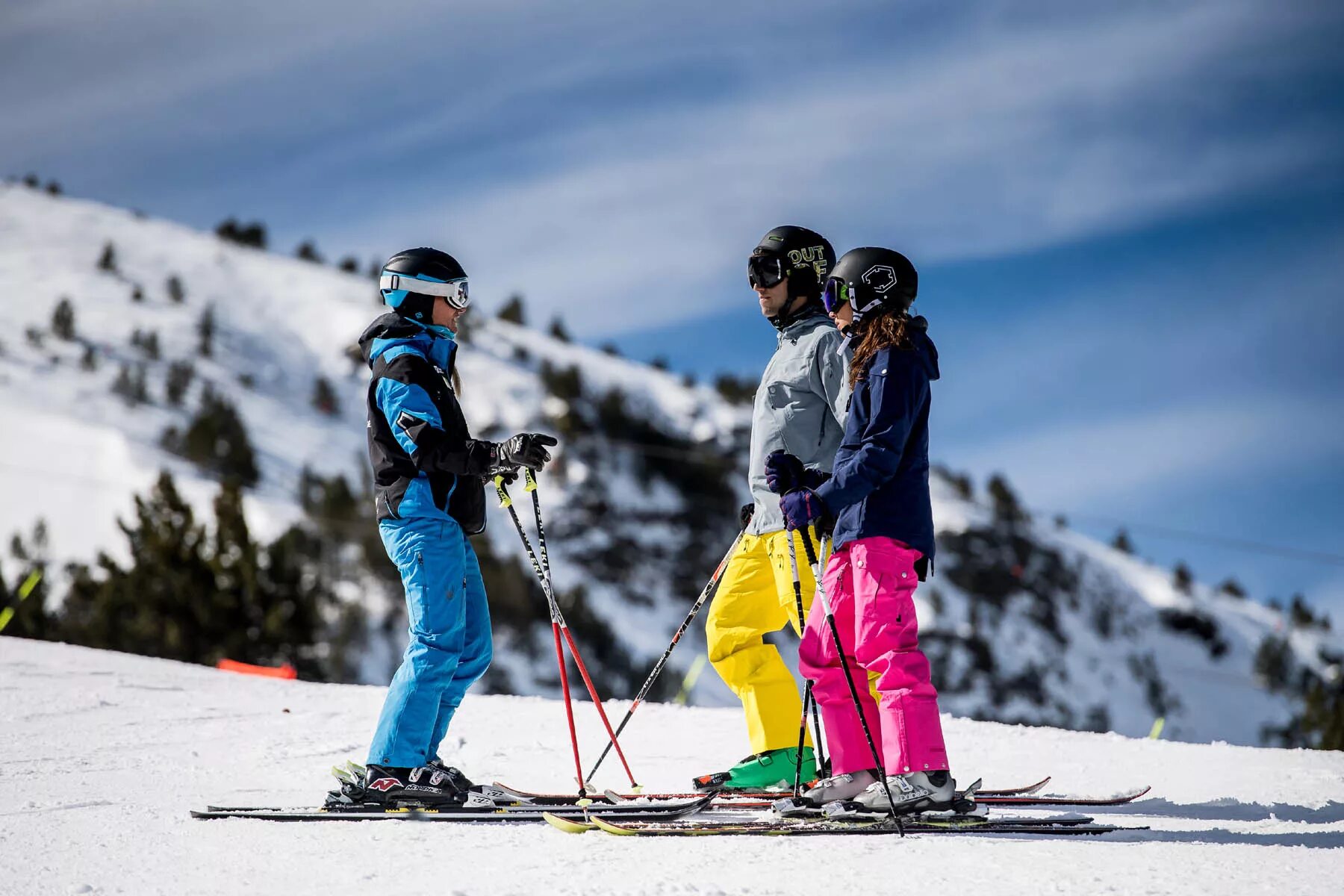 Горы лыжи. Петропавловске-камчатском зимой горнолыжный курорт красная сопка. Катание на лыжах. Горный бег. Заняться горный.