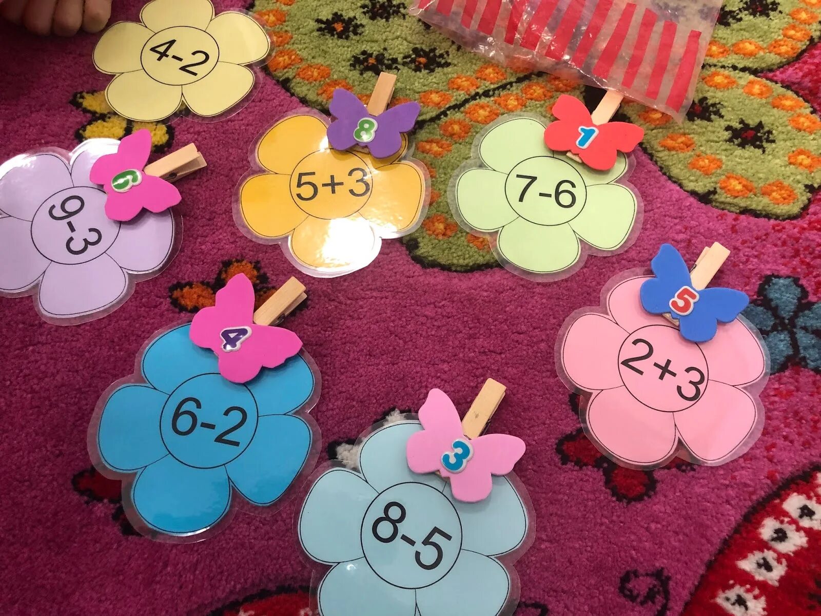 Трафарет покраска стен строитель. Трипирование плеечвого сустква. Цыпленок открыл клювик к большему числу. Десятое королевство мама и малыш plastic на липучках. Пр лепить.