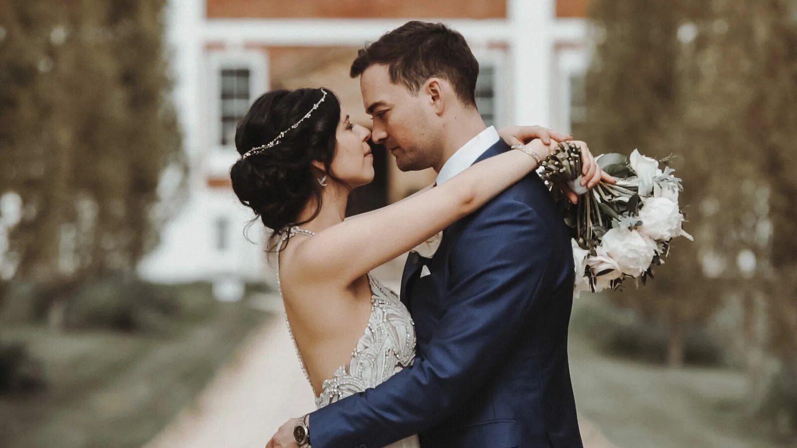 свадебная фотосессия. невесты в свадебных платьях. красивые жених и невеста. фотограф на свадьбу. свадебный видеоклип.