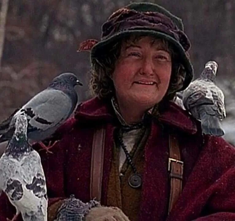 один дома 2 голуби. один дома кормила голубей. один дома 2 бабушка с голубями. женщина с голубями из один дома 2. один дома кормила голубей.