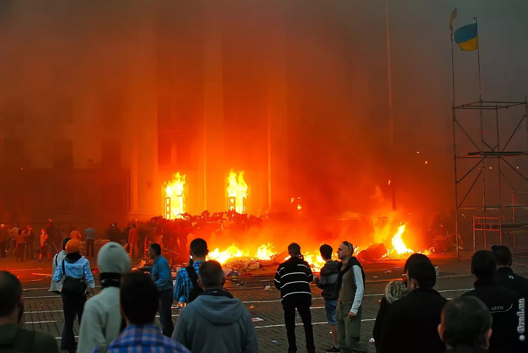 Дом профсоюзов в Одессе 2 мая 2014. Одесса 2 мая дом профсоюзов. Горящий дом профсоюзов в Одессе. Одесса 2014 год дом профсоюзов