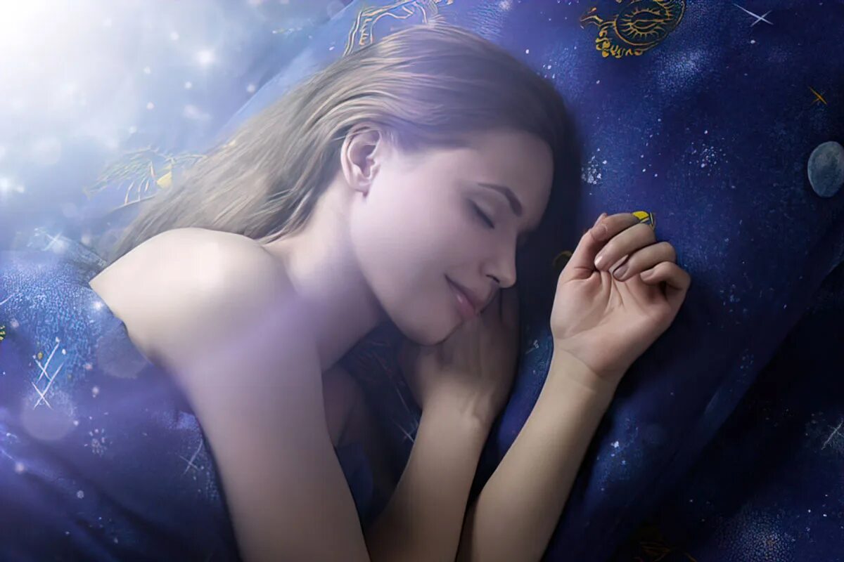 К чему снится смех. Сны и сновидения. Девушка спит ночью. Девушке снится сон. Вещий сон.